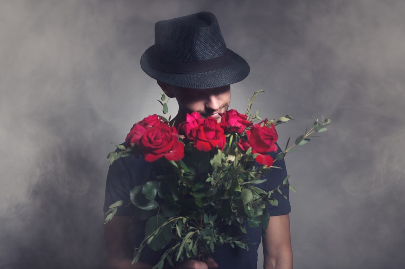 20 Admirable Signs That a Man is Pursuing You
