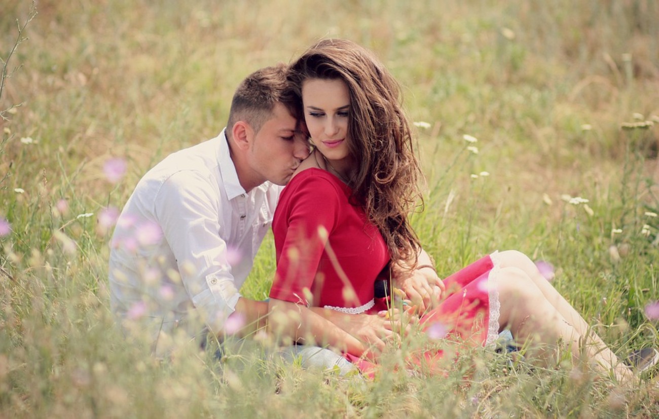 27 Undeniable Signs a Man Loves You Deeply