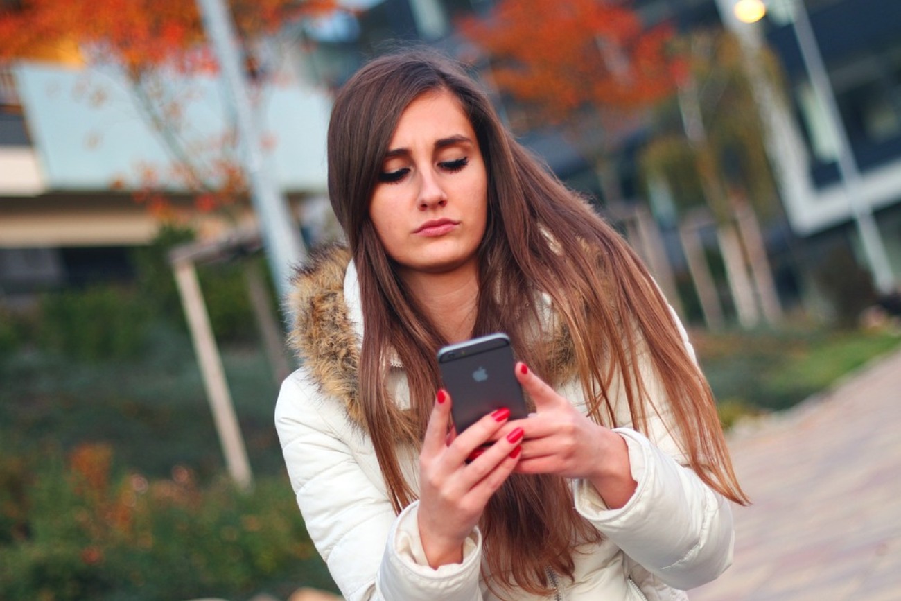 How To Respond When He Finally Texts You Back: 12 Best Ways