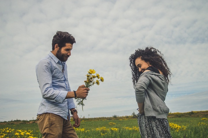 20 Sweet Signs He Has Feelings for You