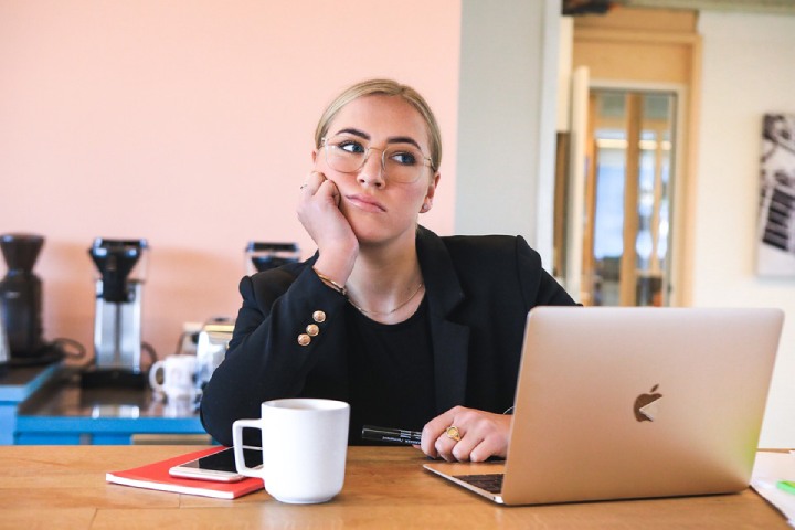 12 Obvious Signs A Coworker Is Competing With You