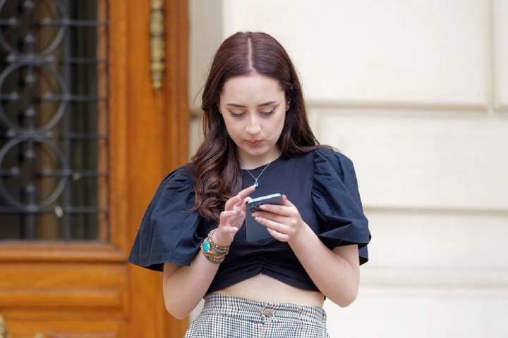 How To Respond When He Finally Texts You Back: 12 Best Ways